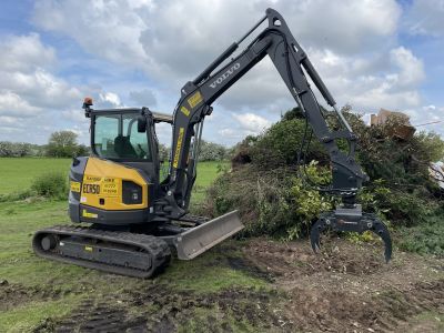 Volvo 5t Digger & Rotating Log Grab